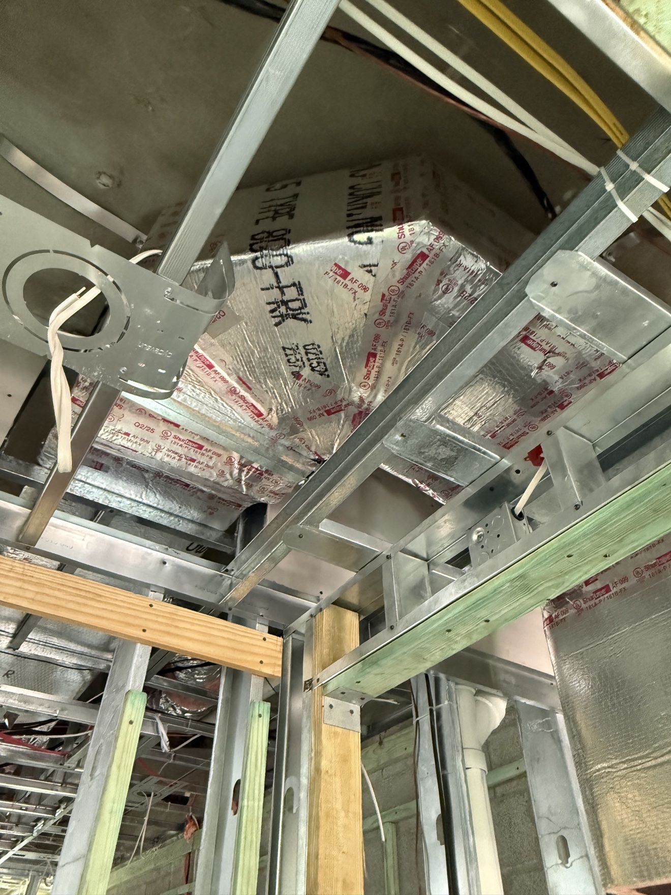 Branch duct runs insulated in the ceiling